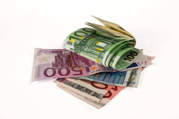banconote europee su sfondo bianco - number 100 number 500 paper currency close up foto e immagini stock