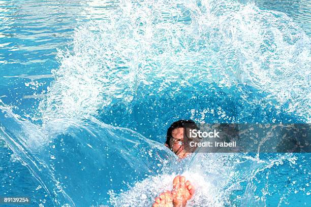Saltar Salpicos Pool - Fotografias de stock e mais imagens de Adolescente - Adolescente, Alegria, Berrar