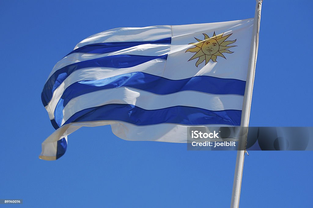 Bandiera dell'Uruguay Battere le ali nel vento - Foto stock royalty-free di Asta - Oggetto creato dall'uomo