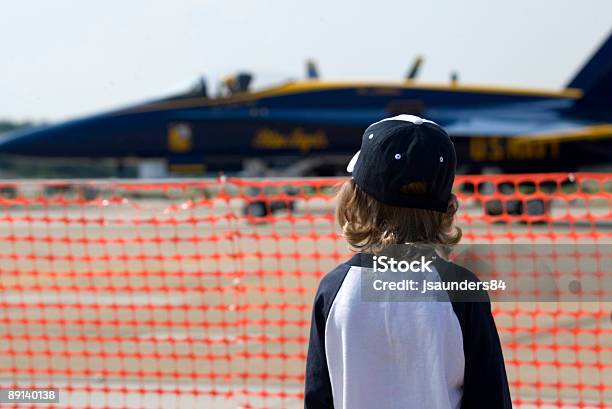 Boy ながら戦闘機 - 子供のストックフォトや画像を多数ご用意 - 子供, 戦闘機, カラー画像