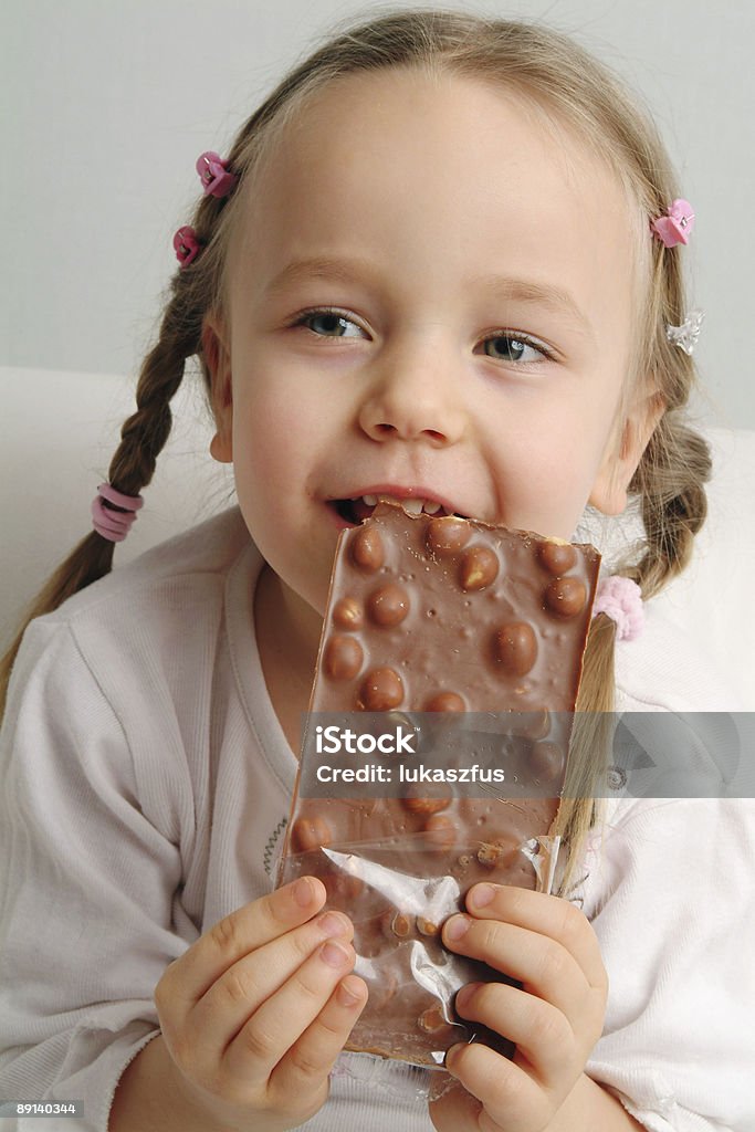 Menina com bloco de chocolate - Foto de stock de Alegria royalty-free