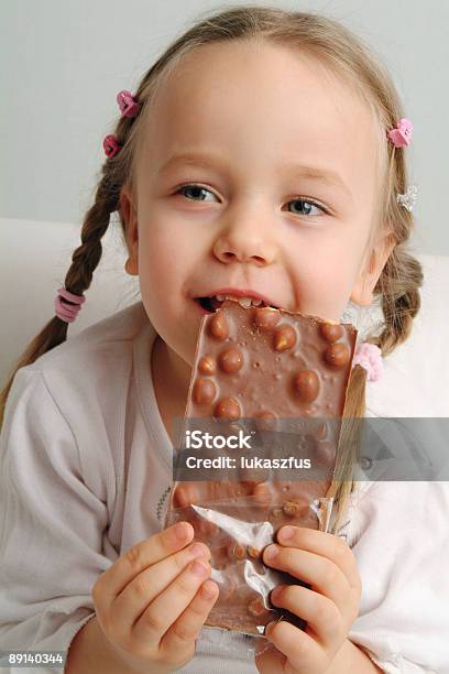 Foto de Menina Com Bloco De Chocolate e mais fotos de stock de Alegria - Alegria, Alimentação Não-saudável, Avelã