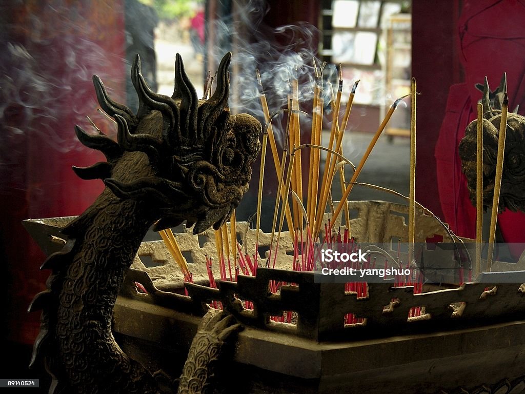 dragon y varillas de incienso - Foto de stock de Buda libre de derechos