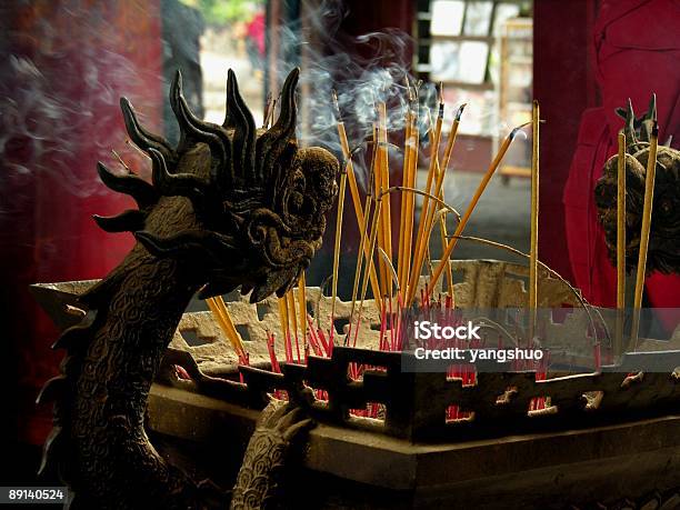 Dragon Y Varillas De Incienso Foto de stock y más banco de imágenes de Buda - Buda, Budismo, Celebración religiosa
