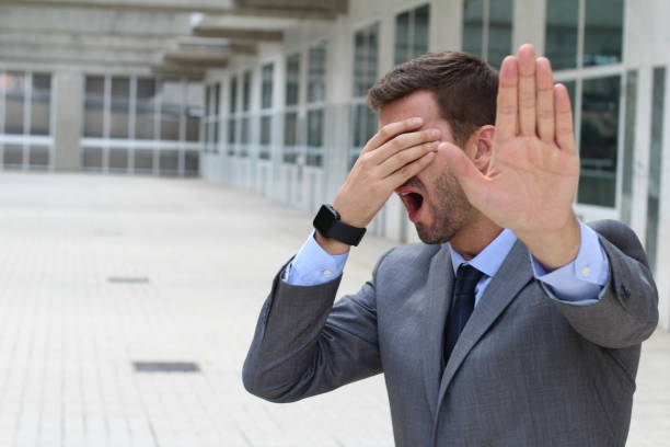 conceito de negação com empresário cobrindo seus olhos - protest stop gesture stop sign no - fotografias e filmes do acervo