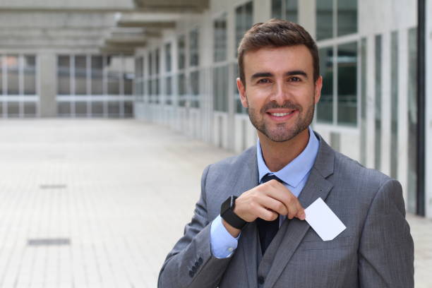 uomo d'affari che sta per dare il suo biglietto da visita - suit necktie lapel shirt foto e immagini stock