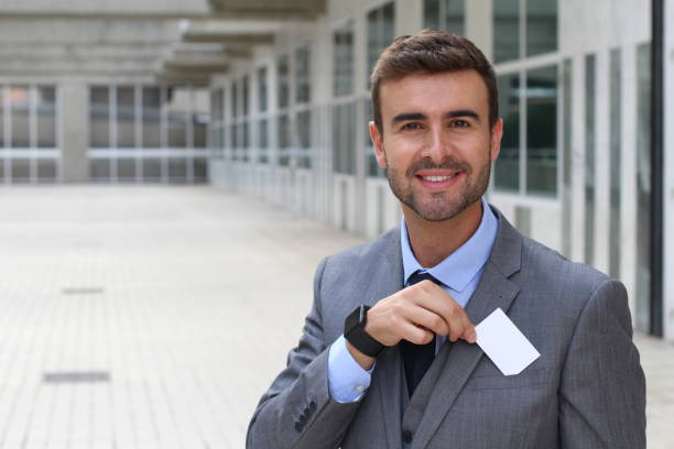 бизнесмен вот-вот даст свою визитную карточку - pocket suit close up shirt стоковые фото и изображения