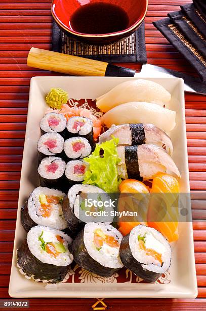 Photo libre de droit de Des Sushis banque d'images et plus d'images libres de droit de Aliment - Aliment, Aliments et boissons, Cuisine japonaise