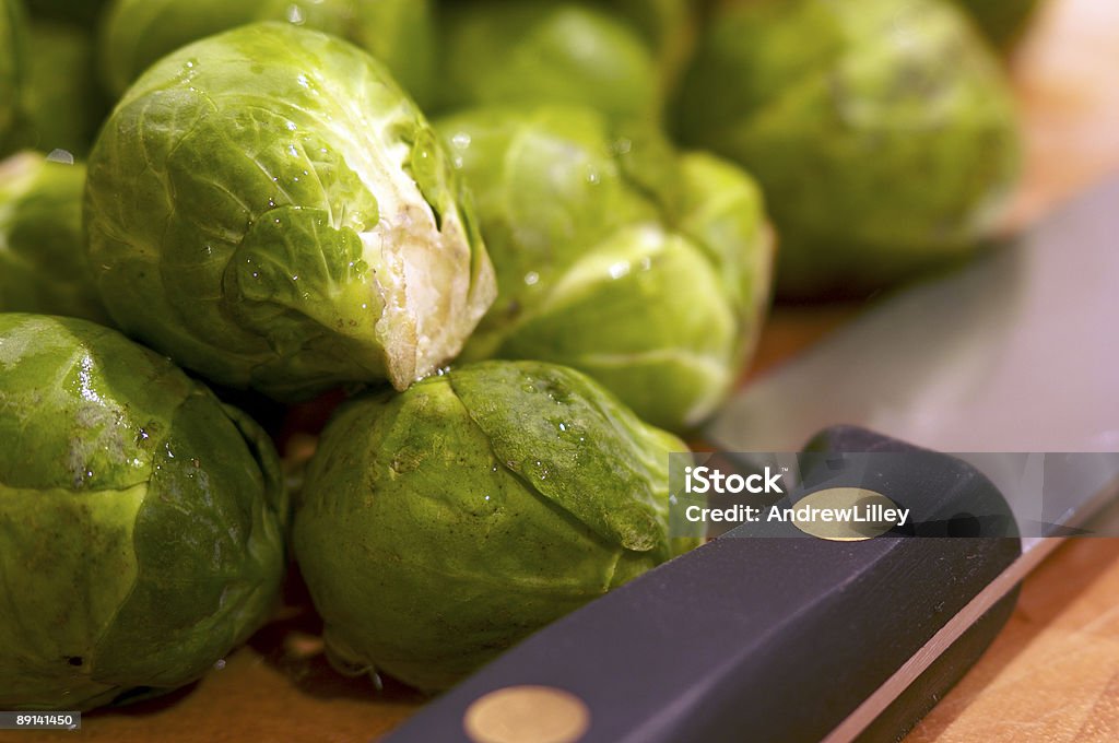 Brussel sprouts y cuchillo de cocina - Foto de stock de Alimento libre de derechos
