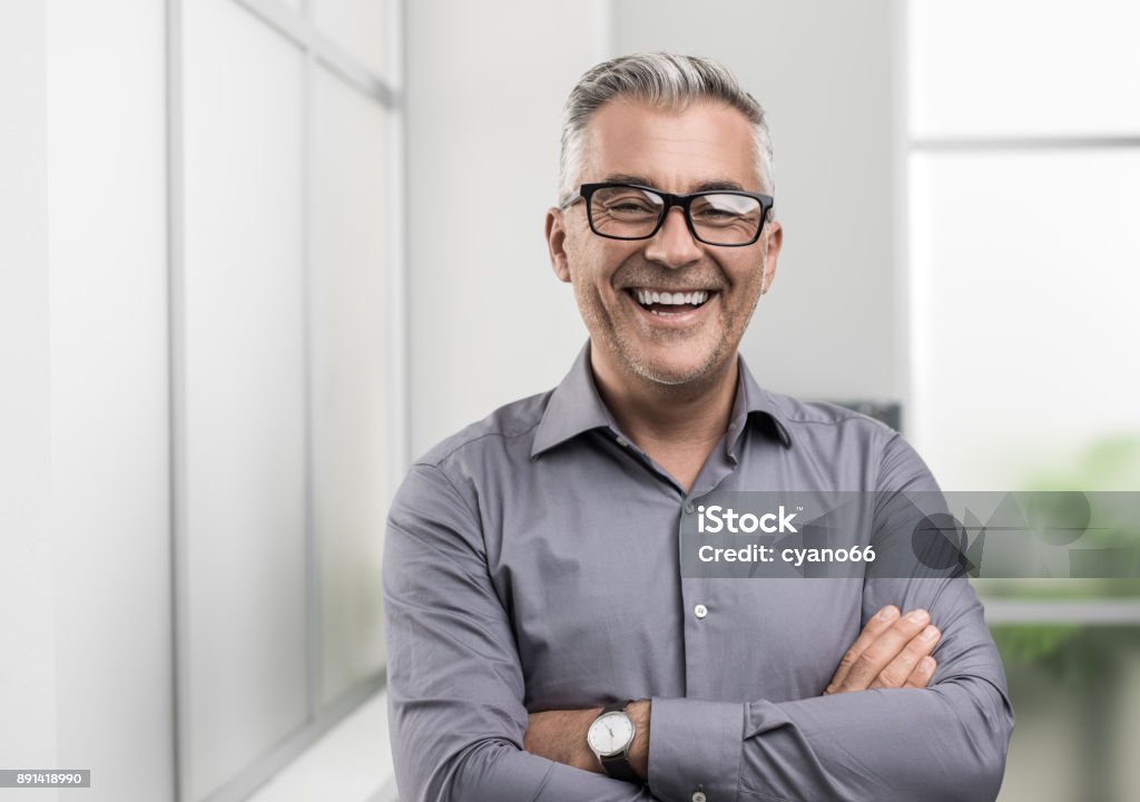 Zuversichtlich Geschäftsmann posieren im Büro - Lizenzfrei Männer Stock-Foto