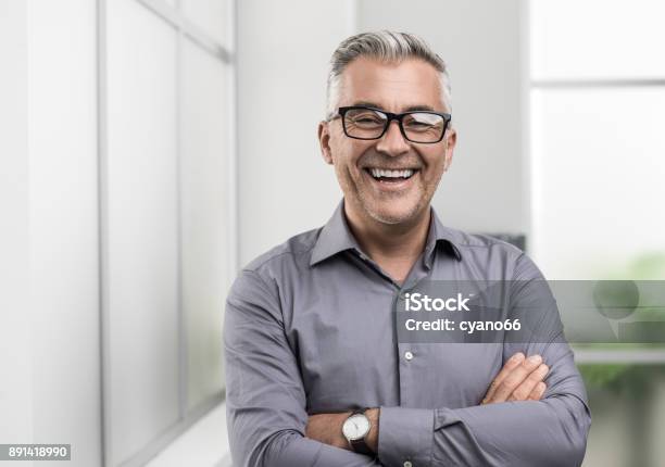Zuversichtlich Geschäftsmann Posieren Im Büro Stockfoto und mehr Bilder von Männer - Männer, Geschäftsmann, Alter Erwachsener
