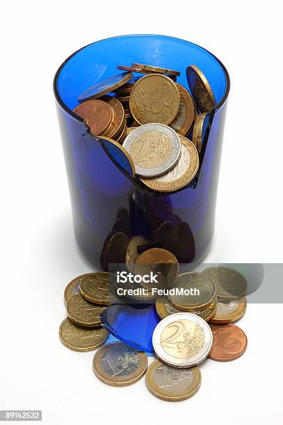 Foto de Vidro Quebrado Com Dinheiro e mais fotos de stock de Amontoamento - Amontoamento, Atividade comercial, Azul