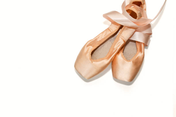 par de zapatos de ballet sobre fondo blanco - pointed toe fotografías e imágenes de stock