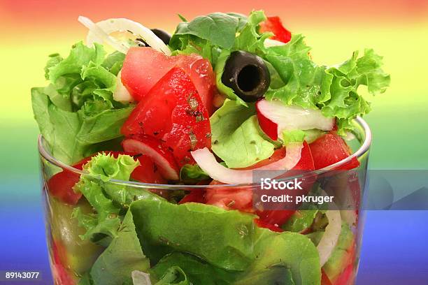 Deliciosas Ensaladas De Vegetales Y Tomates Foto de stock y más banco de imágenes de Alimento - Alimento, Cena, Color - Tipo de imagen