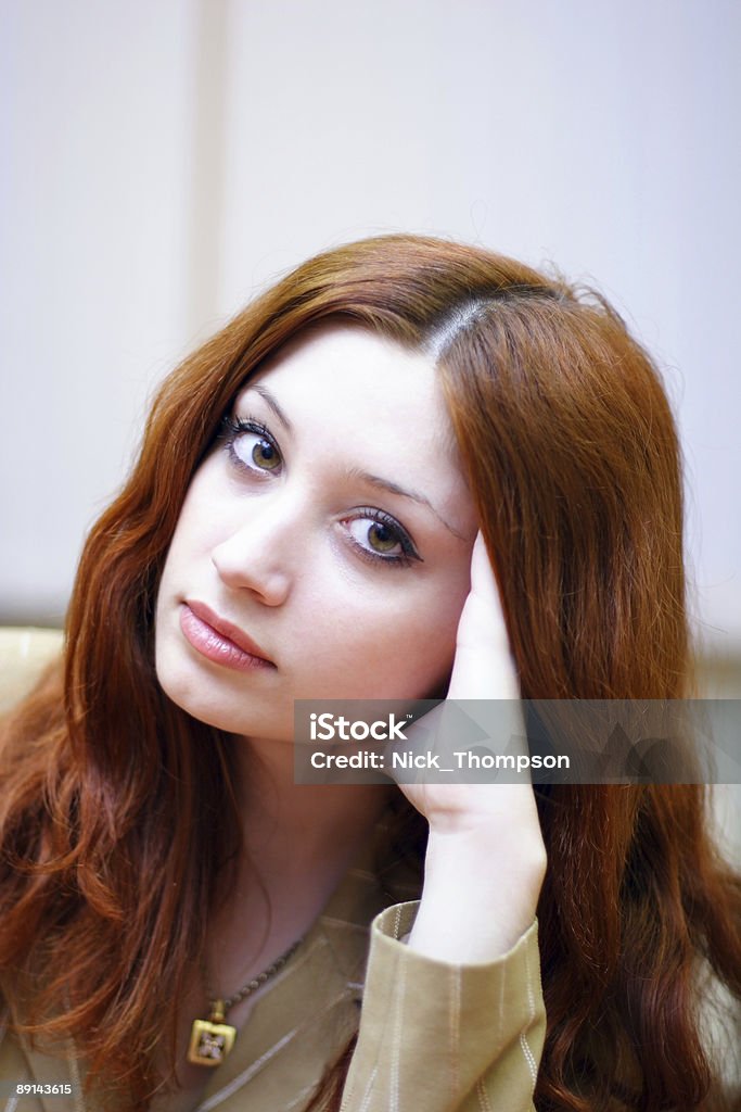 Retrato de chica con pelo rojizo en oficina - Foto de stock de Adulto libre de derechos