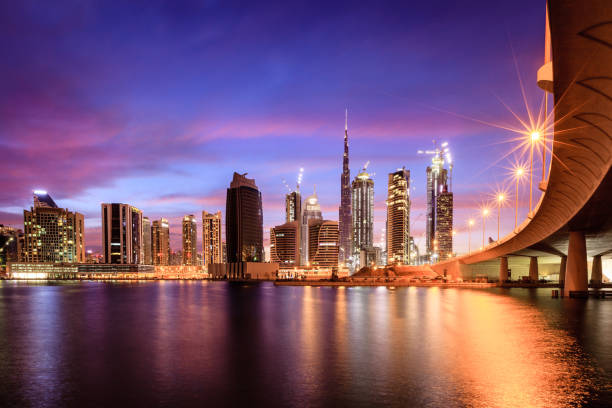 panoramę dubaju w centrum miasta - night cityscape dubai long exposure zdjęcia i obrazy z banku zdjęć