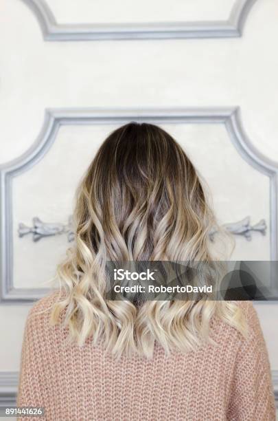 Photo libre de droit de Belle Femelle Avec Balayage Coiffure Vue Arrière banque d'images et plus d'images libres de droit de Ombré Hair - Ombré Hair, Cheveux ou Poils, Femmes