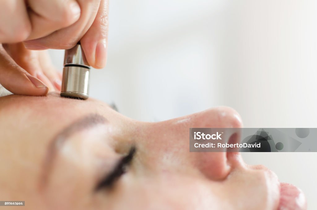 ダイヤモンド マイクロダーマブレーション皮膚顔療法美容スパ - マイクロピーリングのロイヤリティフリーストックフォト