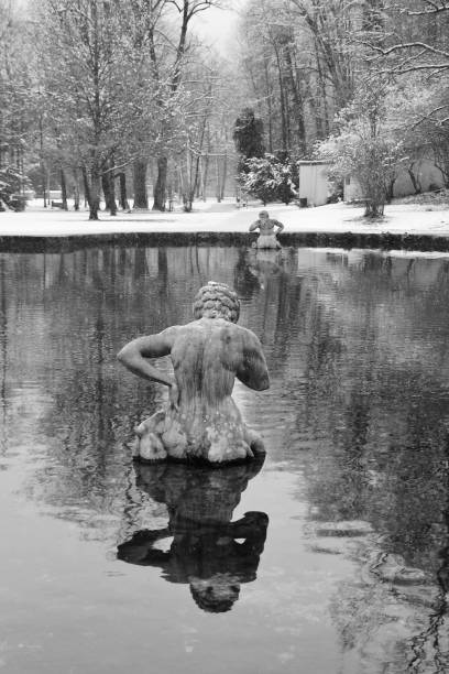 paisaje de invierno en el jardín público de hellbrunn, salzburgo, austria. - mythology snow winter austria fotografías e imágenes de stock