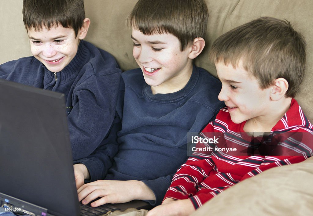Trzech chłopców, gry - Zbiór zdjęć royalty-free (Adolescencja)