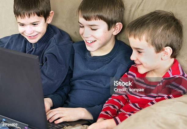 Trzech Chłopców Gry - zdjęcia stockowe i więcej obrazów Adolescencja - Adolescencja, Brand Name Video Game, Brat