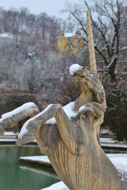 sculpture en pierre d’une licorne. salzbourg, autriche. - mythology snow winter austria photos et images de collection