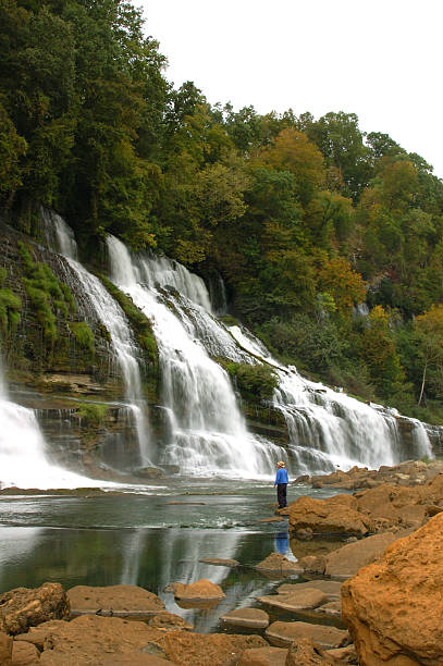 человек на водопад с двумя односпальными кроватями - twin falls стоковые фото и изображения