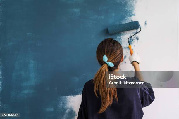 Foto de Jovem Mulher Feliz Asiática Pintura Interior Wal e mais fotos de stock de Faça você mesmo - Faça você mesmo, Pintar, Renovação de casa