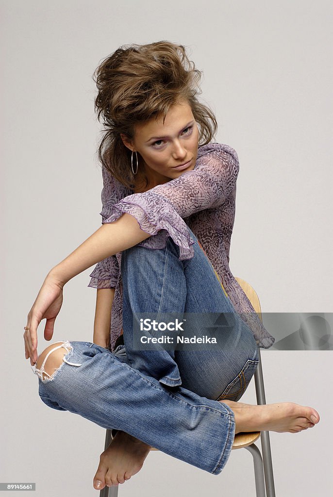매력적인 젊은 여자 앉아 スツール 루킹 및 미소 - 로열티 프리 감정 스톡 사진