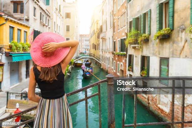 Elegante Frau Genießt Den Blick Auf Einen Kanal In Venedig Stockfoto und mehr Bilder von Venedig