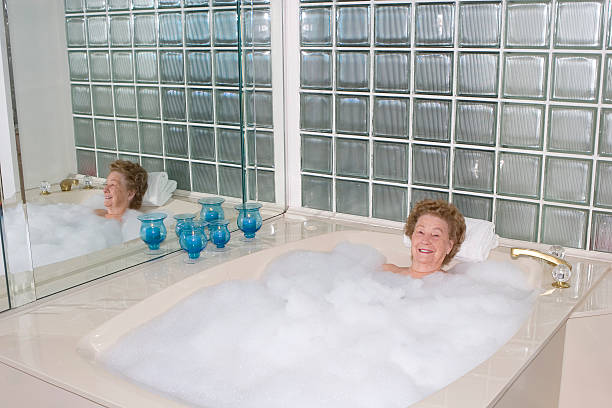 Cтоковое фото Старший женщина в пузырь ванна