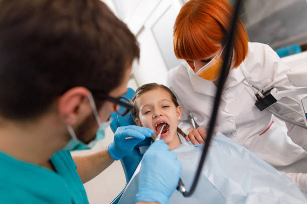 niña en el consultorio de dentista reemplazar empastes. - mouth open dental drill holding doctor fotografías e imágenes de stock