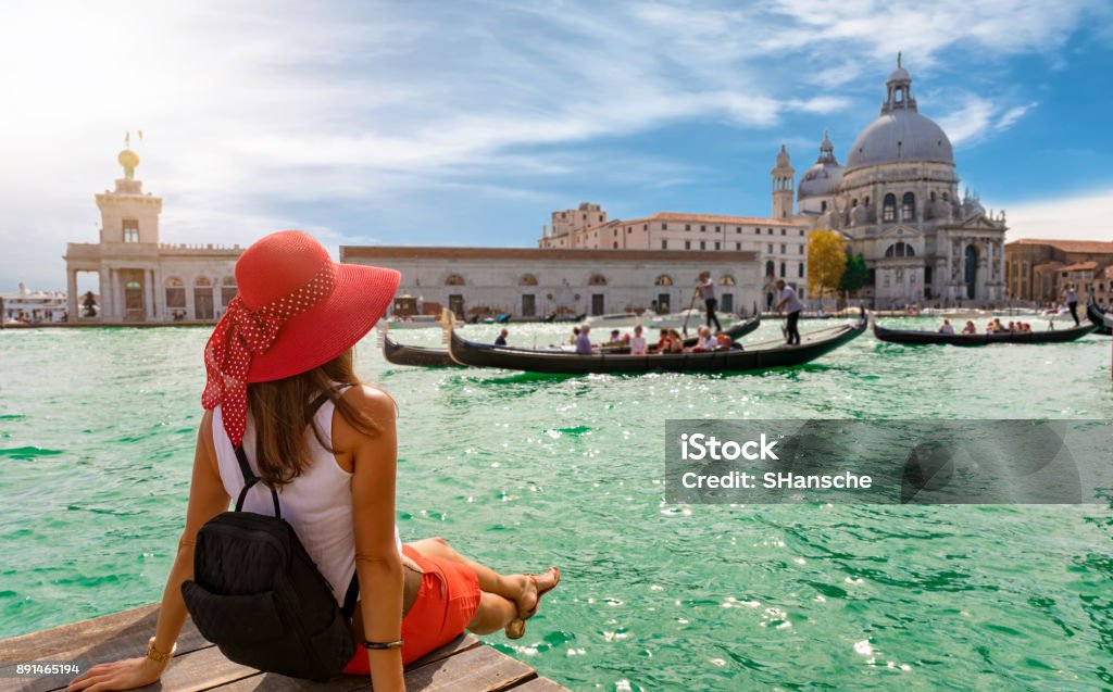 バシリカ ・ ディ ・をお探しの女性観光客サンタ・マリア ・ デッラ ・ サルーテと、ヴェネツィアのカナル ・ グランデ - イタリアのロイヤリティフリーストックフォト