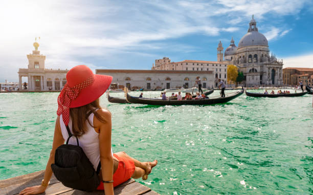 kobieta turystka patrząc bazylika di santa maria della salute i canale grande w wenecji, włochy - gondola zdjęcia i obrazy z banku zdjęć