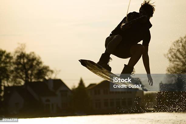 Tailgrab - zdjęcia stockowe i więcej obrazów Wakeboarding - Wakeboarding, Sylwetka, 20-24 lata