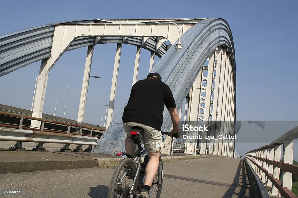 Ciclista su ponte - Foto stock royalty-free di Abbigliamento