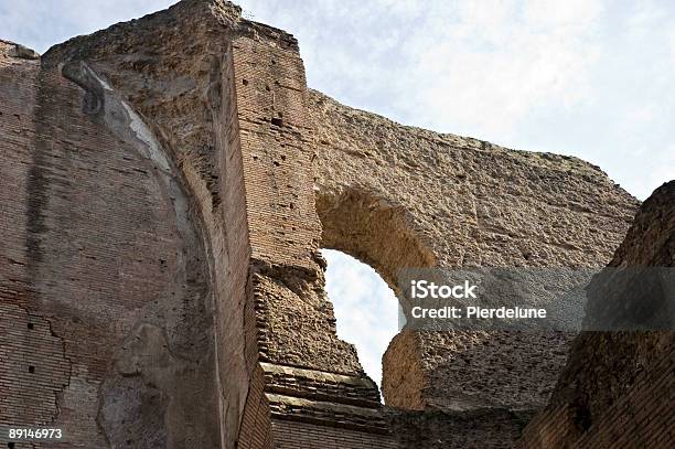 Buco Nel Muro - Fotografie stock e altre immagini di Acqua - Acqua, Adulazione, Arco - Architettura