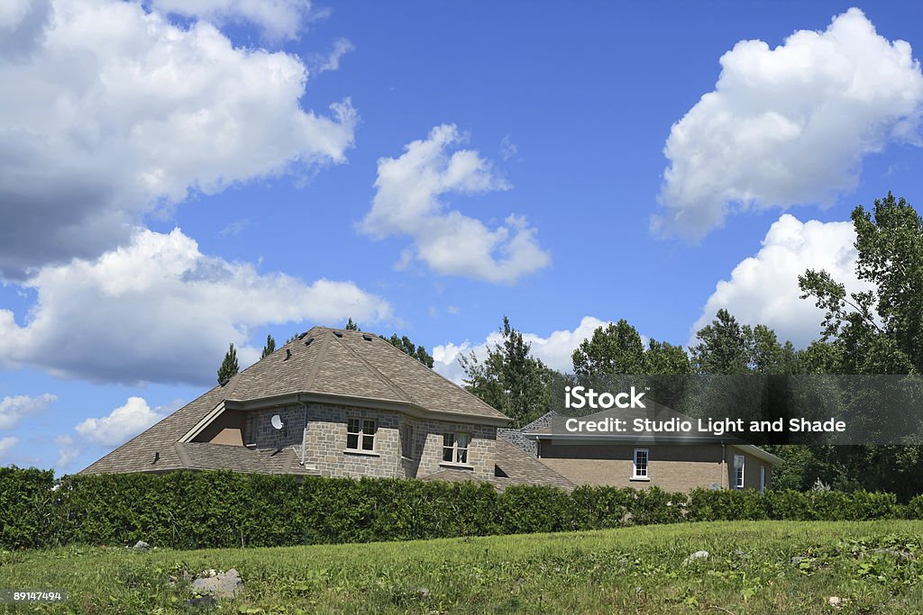 Nueva casa en de un vecindario residencial - Foto de stock de A la moda libre de derechos