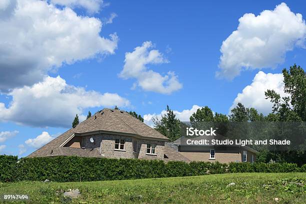 Nueva Casa En De Un Vecindario Residencial Foto de stock y más banco de imágenes de A la moda - A la moda, Aire libre, Ajardinado