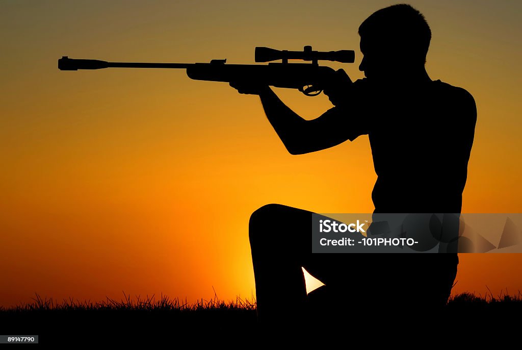 The Снайпер на закате. - Стоковые фото Армия роялти-фри