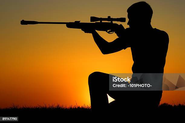 The Снайпер На Закате — стоковые фотографии и другие картинки Армия - Армия, Ветер, Взрослый