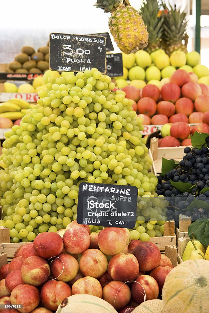Frutas frescas mercado aberto, coloridas imagem - Foto de stock de Abacaxi royalty-free