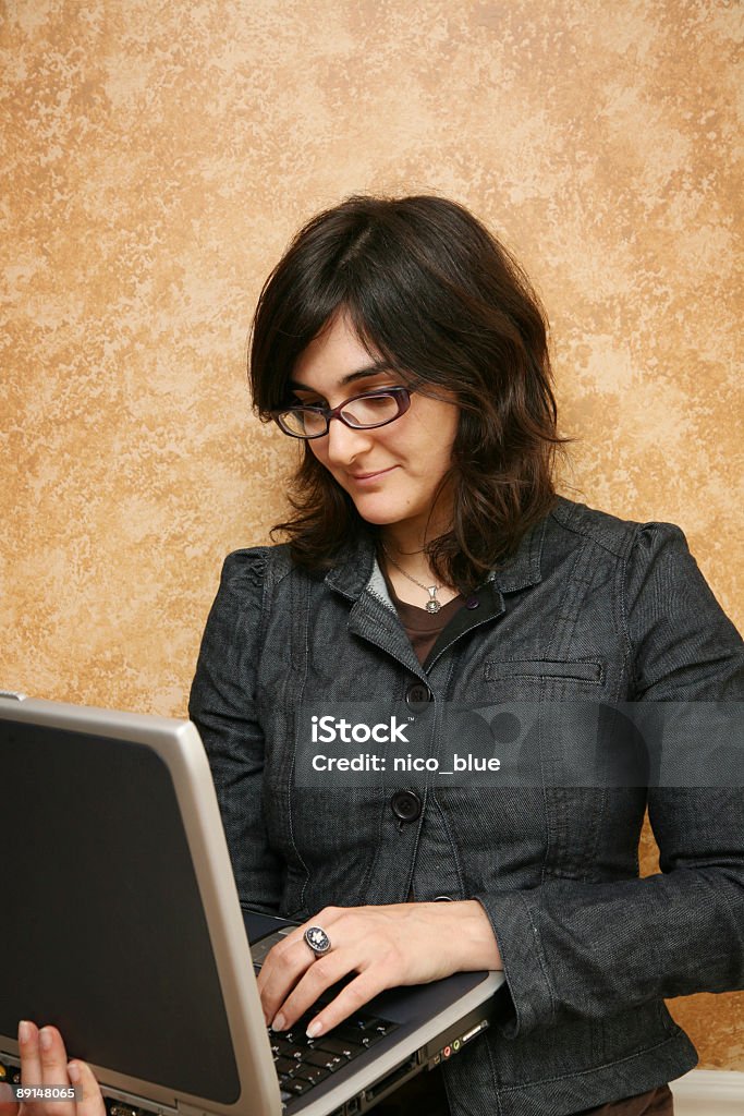 Ragazza con computer - Foto stock royalty-free di Adulto