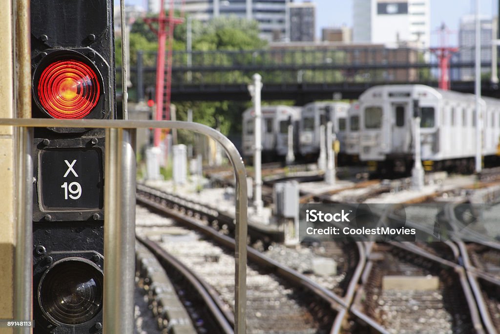 Trens do metrô nas pistas na cidade com semáforo - Foto de stock de A caminho royalty-free