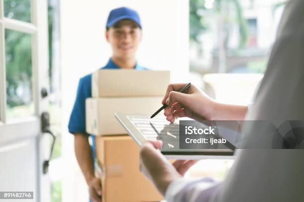 Entrega Correo Gente Y Concepto De Envío Foto de stock y más banco de imágenes de Servicio de entrega - Servicio de entrega, Paquete, Caja