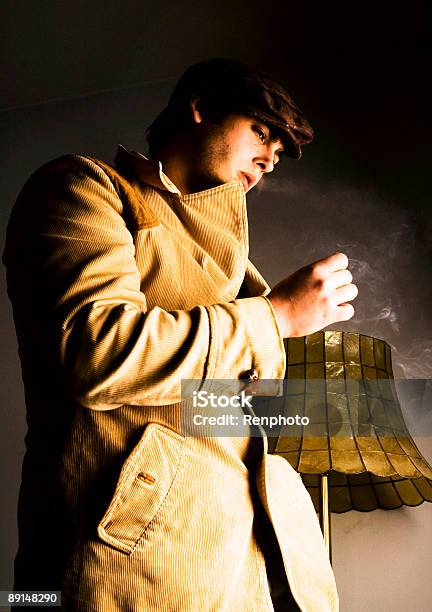50 S Styl Obrazu Człowiek Palenia W Salonie - zdjęcia stockowe i więcej obrazów 20-24 lata - 20-24 lata, 20-29 lat, Bez wyrazu