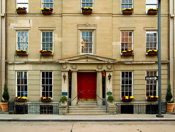 City Apartment Building-puerta rojo - foto de stock