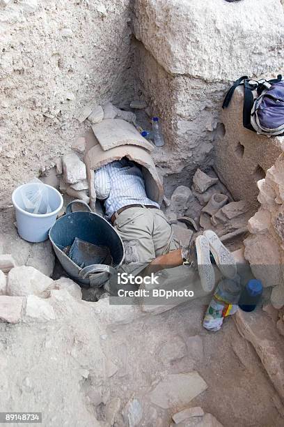 고고학 학생 At Work In Athens Greece 고고학에 대한 스톡 사진 및 기타 이미지 - 고고학, 고대 문명, 고대의