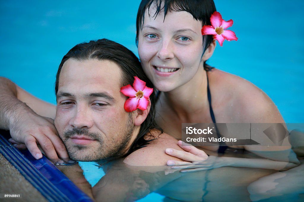 Gli amanti della coppia in piscina - Foto stock royalty-free di Libertà