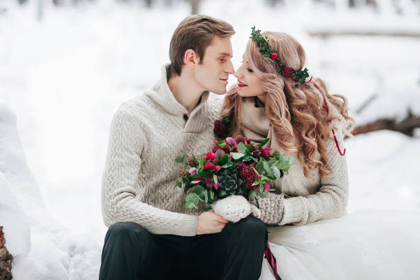 mariée et le marié dans la forêt de l’hiver. moment avant un baiser. oeuvre - young men young women bride hairstyle photos et images de collection